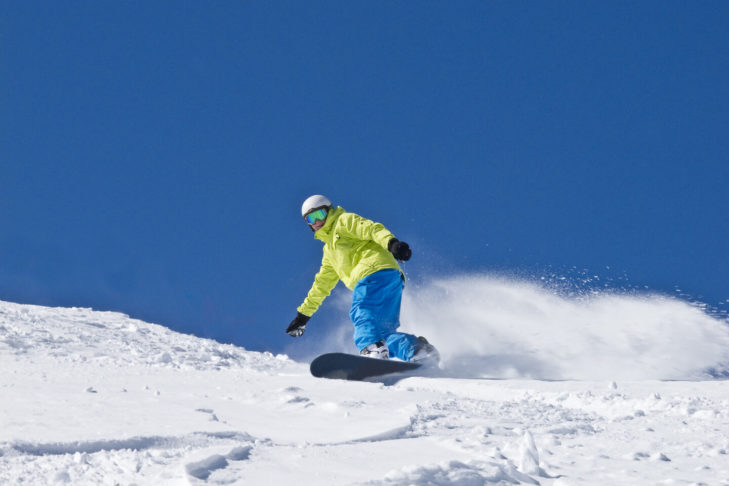 Snowboardisté se rozjíždějí na svahu Snowboardisté se rozjíždějí na svahu